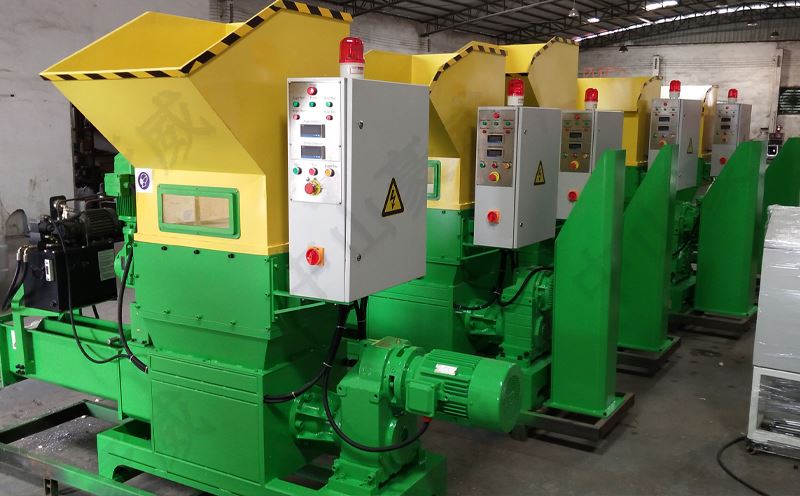 大型聚苯乙烯泡沫壓實(shí)機(jī)生產(chǎn)車間